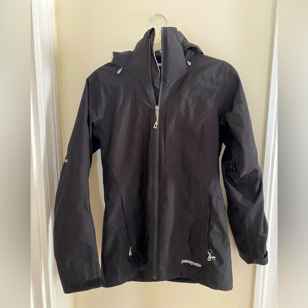 LIKE NEW! Black Patagonia ski coat w/ insulted removable & reversible jacket. XS